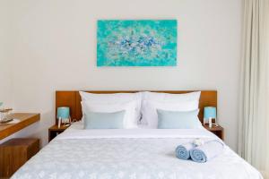 Serene Contemporary Villa with a Swimming Pool