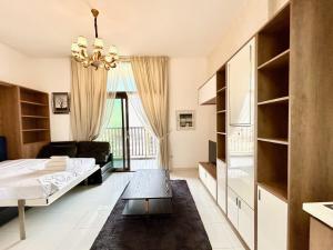 Homes2Retreat - Glamz Haven Stylish Studio with Balcony - Apartments, Dubai