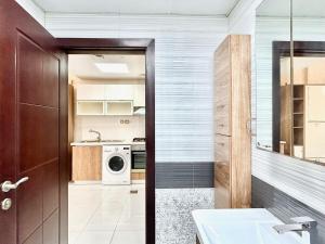 Homes2Retreat - Glamz Haven Stylish Studio with Balcony