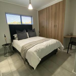 Modern 1BR Near OR Tambo, Wi-Fi, Secure Parking - 4hvězdičkové hotely ve městě Boksburg