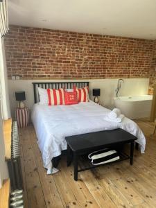 Holt GRDN House A beautiful 1 bedroom house with freestanding bathtub and log burners