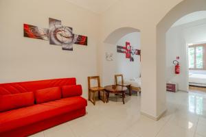 Dante Subway Apartment