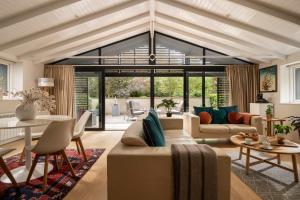 Pond Lodge - Hot Tub Stay with Views & Log Burner