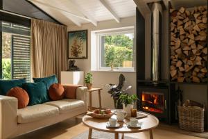 Pond Lodge - Hot Tub Stay with Views & Log Burner
