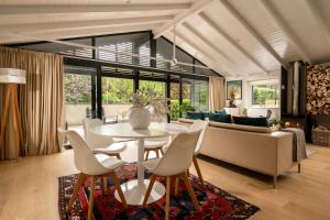 Pond Lodge - Hot Tub Stay with Views & Log Burner