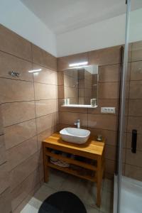 Rooms by the sea Sutivan, Brac - 24402