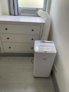 Bright 2 Bedroom Flat with Patio 10 min to Camden Market