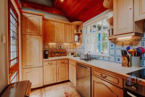 Unique Boathouse, detached free parking x4 cars