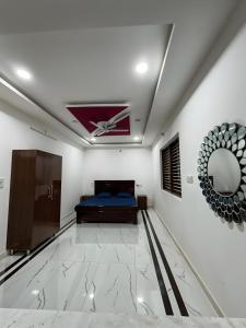 Deccan Green 3BR Pvt Pool Farmhouse By Homeyhuts
