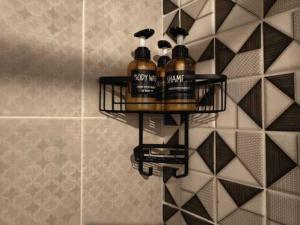 7 on school - Cozy guesthouse 15 min drive from airport and close to major highways