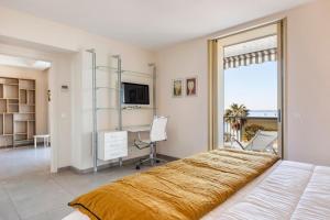 REF 1426 - Cannes Croisette - Sea view apartment for rent