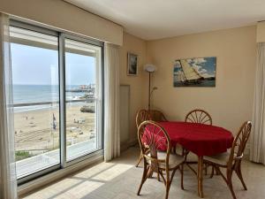 Spacieux Appartement T3 avec Terrasse Ensoleillée et Parking - FR-1-494-211