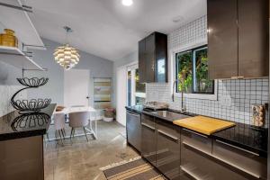 Serene Majestic Views & Walkable to Virtually All
