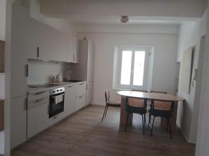 Très bel appartement refait à neuf dans la vieille ville de Hyères, 2 chambres, grande terrasse plein sud