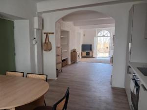 Très bel appartement refait à neuf dans la vieille ville de Hyères, 2 chambres, grande terrasse plein sud