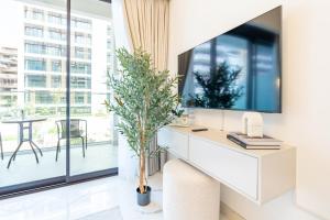 Pool and Community View Studio, Near Top Landmarks, Azizi Riviera 59, Al Merkadh by Deluxe Holiday Homes