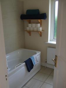 3 bedroom house with free parking and rear garden