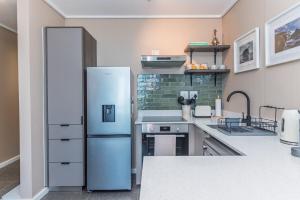 Modern One Bedroom Wavescapes Apartment Muizenberg