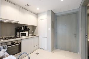 1BR by Canal Walk Easy Metro Access in Business Bay