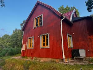 House in Karkashult near lake and Svenljunga town
