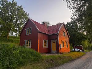 House in Karkashult near lake and Svenljunga town