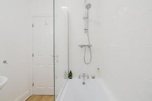 Modern 2BR Flat With Roof Terrace