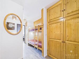 Studio cabine 45 pers, balcon exposé sud, à 50m des pistes, parking inclus - FR-1-398-513