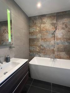 Front Row Malta - Your Grand Harbour Home with Rooftop Terrace & Views of Valletta