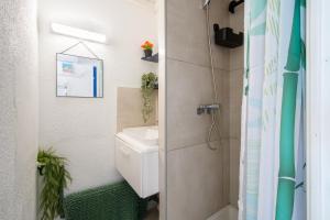 Studio cabine cosy Lagon Bleu Piscine, clim, parking, wifi inclus