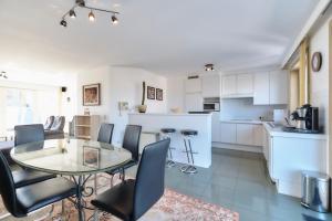 LECOMTE - City side family escape 73