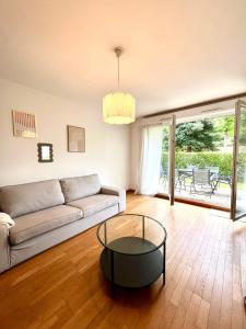 Appartement Spacieux avec jardin, à 5 min à pied de labbaye aux Dames et 10 min à pied du centre ville