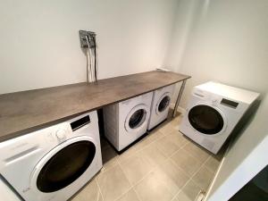 Appartements MOLENE I Studio Neuf I Parking Gratuit I Proche Mer I Wifi haut debit : photos des chambres