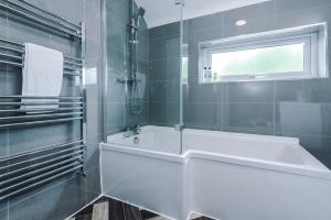 3BR Fully-equipped House with Free WiFi & Parking