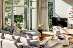 Sea View 3bed Apt w Pool near Beaches Glen Sunsets