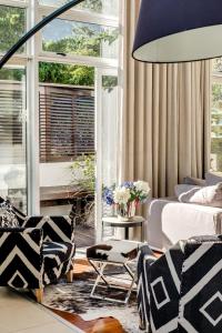 Sea View 3bed Apt w Pool near Beaches Glen Sunsets