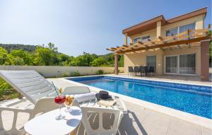 Stunning Home In Primorski Dolac