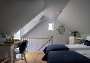 The Old Workshop, Monkton Combe - Elegant Cotswolds Retreat near Bath