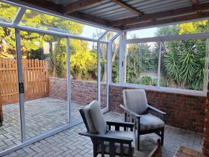 Stay a While Self catering - Close to Greenacres Hospital, free Wi-Fi, and secure parking
