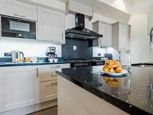 3 Bed in Tenby FB161