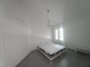 Minghetta bed and room