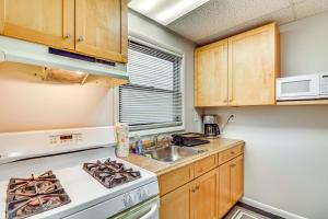 Cozy Keansburg Cottage: Walk to Beach & Boardwalk!