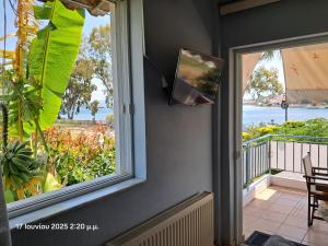 Top floor on villa, 3 from center, by the sea! Host is Efi Kwsta