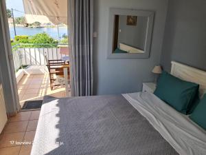 Top floor on villa, 3 from center, by the sea! Host is Efi Kwsta
