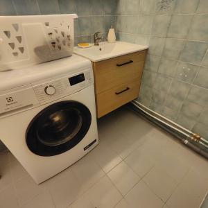 Grand F3 lumineux 55 m proche centre, plages, balcon, clim