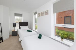 Copper Beech by Alt-Stay - 2 Bed En-suite Home - Parking, WiFi & EV Plug - Contractors & Relocations - Weekly & Monthly Rates