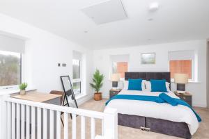 Copper Beech by Alt-Stay - 2 Bed En Suite Contractor, Corporate & Relocation Accommodation near LBA with EV Plug, Parking, King Bed, Workspace, Kitchen, Smart TV and Wi Fi - Long Stay Ready with Weekly and Monthly Rates