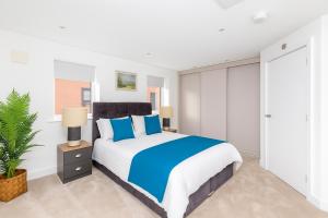 Alt-Stay Leeds, Horsforth - Parking & EV Plug - King Size Bed - En-suites - Ideal For Contractors & Long Stays