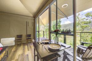 Mtn-View Deck Scenic Glamping Getaway Near Boone!