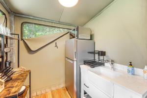 Mtn-View Deck Scenic Glamping Getaway Near Boone!