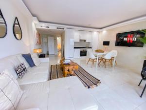 Lovely 2 Bedroom Apartment with Garage in Puerto Banus